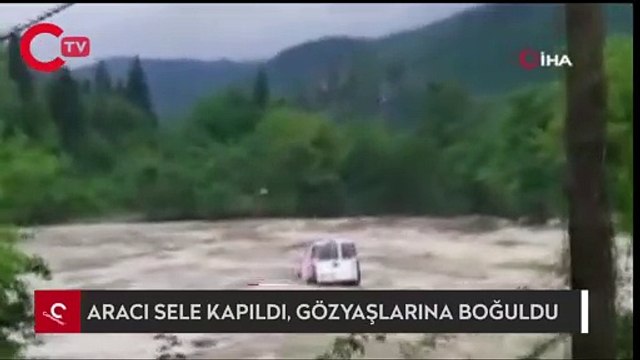 Aracının sele kapıldığını görünce gözyaşlarına boğuldu