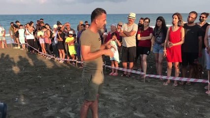 Vatandaşlar deniz kaplumbağası yavrularının mavi sularla buluşmasını izledi