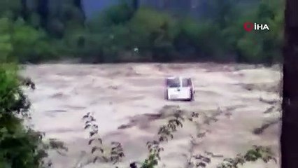 Aracının sele kapıldığını gören kadın, gözyaşlarına boğuldu