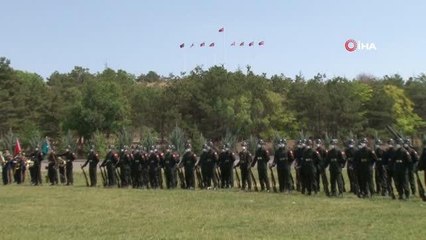 Milli Savunma Bakanı Akar, "8 uçak ve 2 helikopterle gerçekleştirdiğimiz uçuşlarla personelimiz ve vatandaşlarımız 48 saatten az bir sürede Kabil'den...