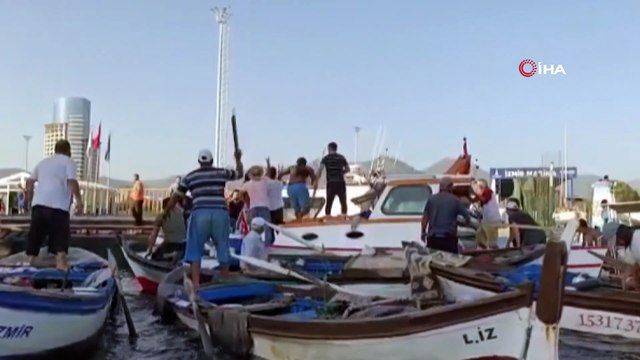 Sahil Güvenlik botu ile çarpışan tekne battı...Panik anları cep telefonu kamerasında