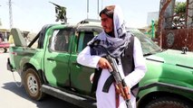 Des talibans armés contrôlent des véhicules dans le sud-est de l'Afghanistan