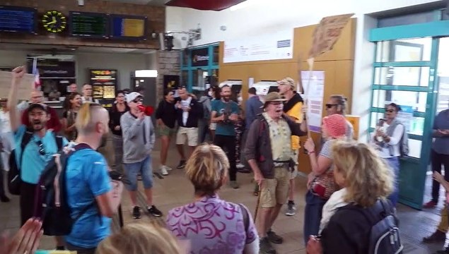 MÂCON-INFOS - Manif anti-passe-sanitaire : Joyeux bordel en gare de Mâcon-Ville