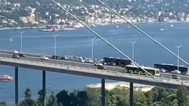 15 Temmuz Köprüsü'nde ilginç görüntü! Metrobüs arıza yapınca yolcular köprü üstünde bekledi