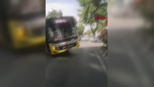 İSTANBUL-BAYRAMPAŞA'DA İETT OTOBÜSÜ ÇALIŞMA YAPILAN YOLDA ASKIDA KALDI