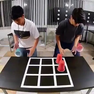 Jouer au morpion avec des gobelets... façon beerpong