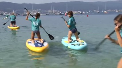 El yoga surf se consolida en verano como alternativa deportiva y relajante