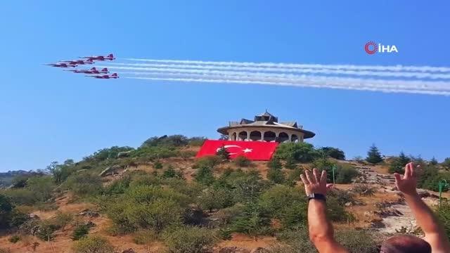 MSB, Türk Yıldızlarının gökyüzüne ay yıldız çizdiği anları paylaştı