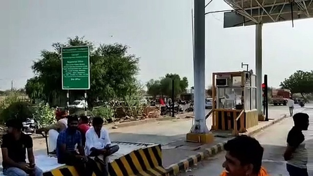 टोल प्लाजा पर प्रदर्शन, दस घंटे बंद रहा टोल प्लाजा