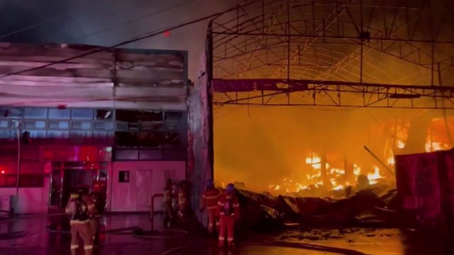 화성시 종이박스 제조 공장에서 불...2시간 반 만에 큰 불길 잡아 / YTN