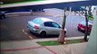 Imagem flagra homem furtando veículo Gol no Centro