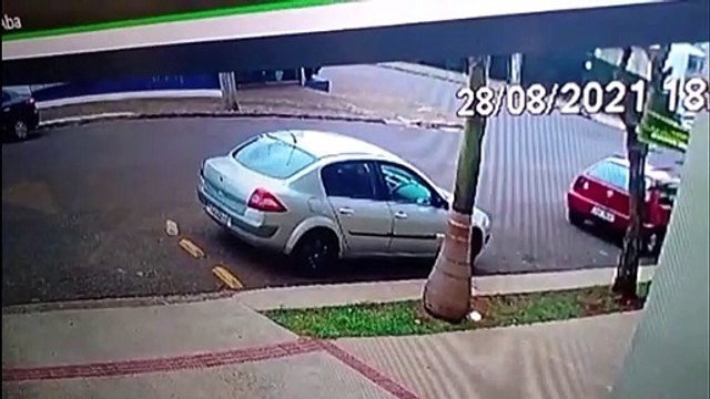 Imagem flagra homem furtando veículo Gol no Centro