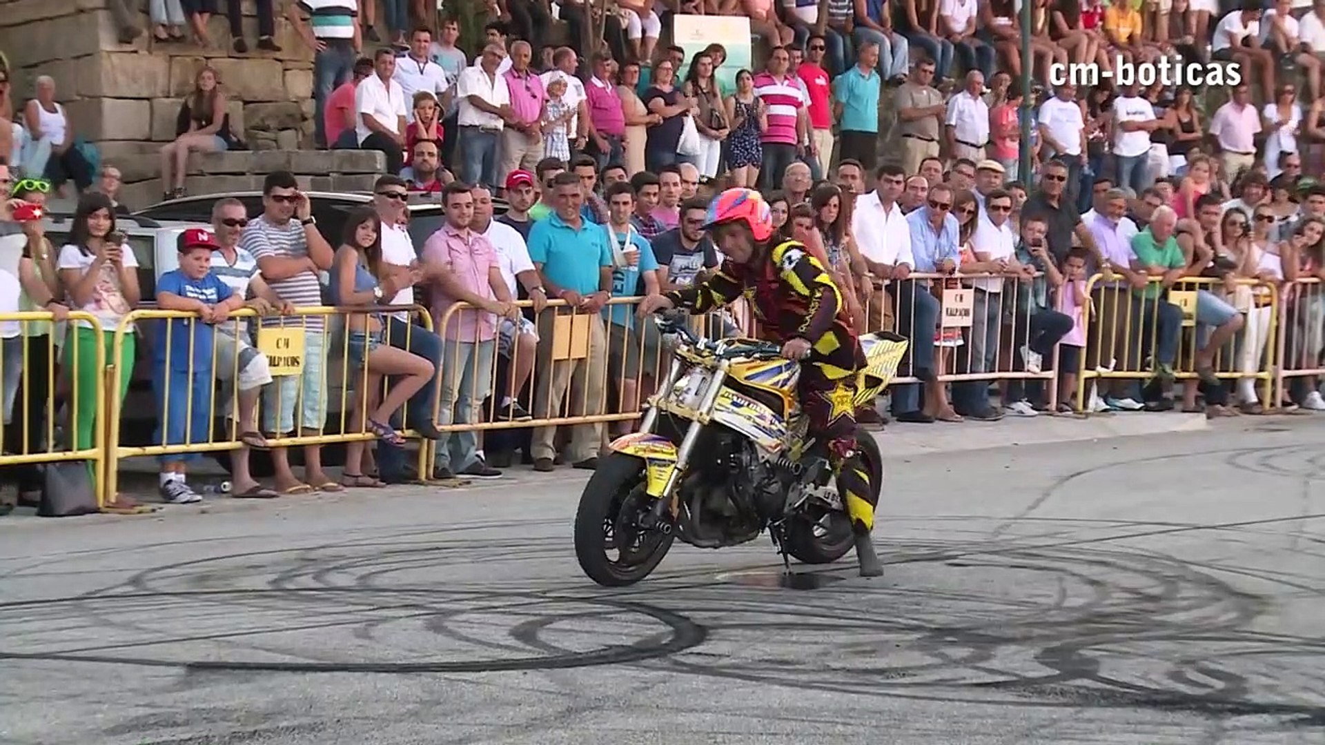 Paulo Martinho | Moto Freestyle | Quemando Rueda [Burnout] | [ Tire 1000  degree ] | BOTICAS - Dailymotion Video