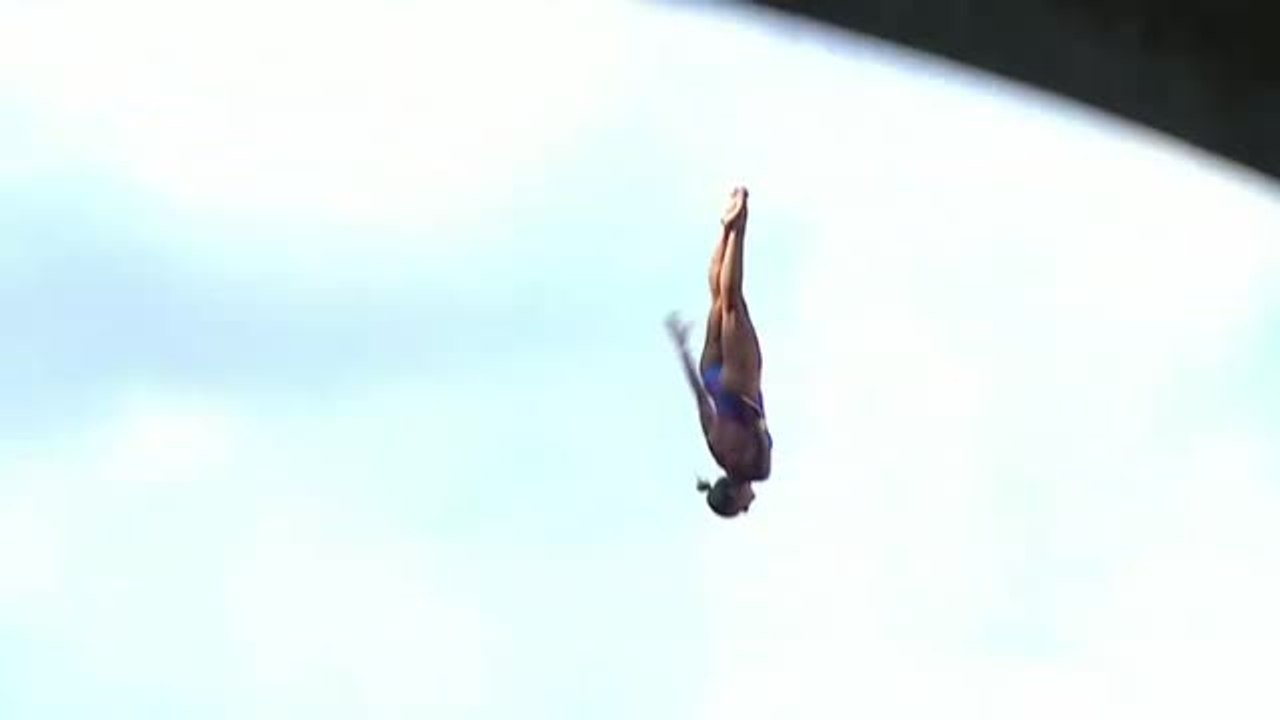 Espectacular campeonato de saltos desde el Puente Viejo de la ciudad bosnia de Mostar