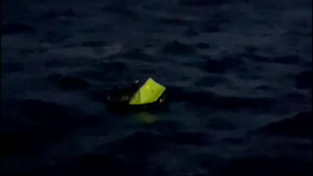 Rescatados in extremis tres marineros a la deriva por la Armada de Colombia