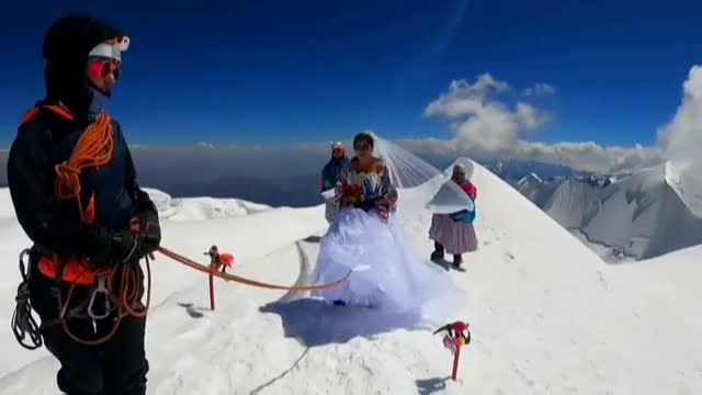 Jhonny Pacheco y Heydi Paco se dan el 'sí quiero' en lo alto del Illimani boliviano