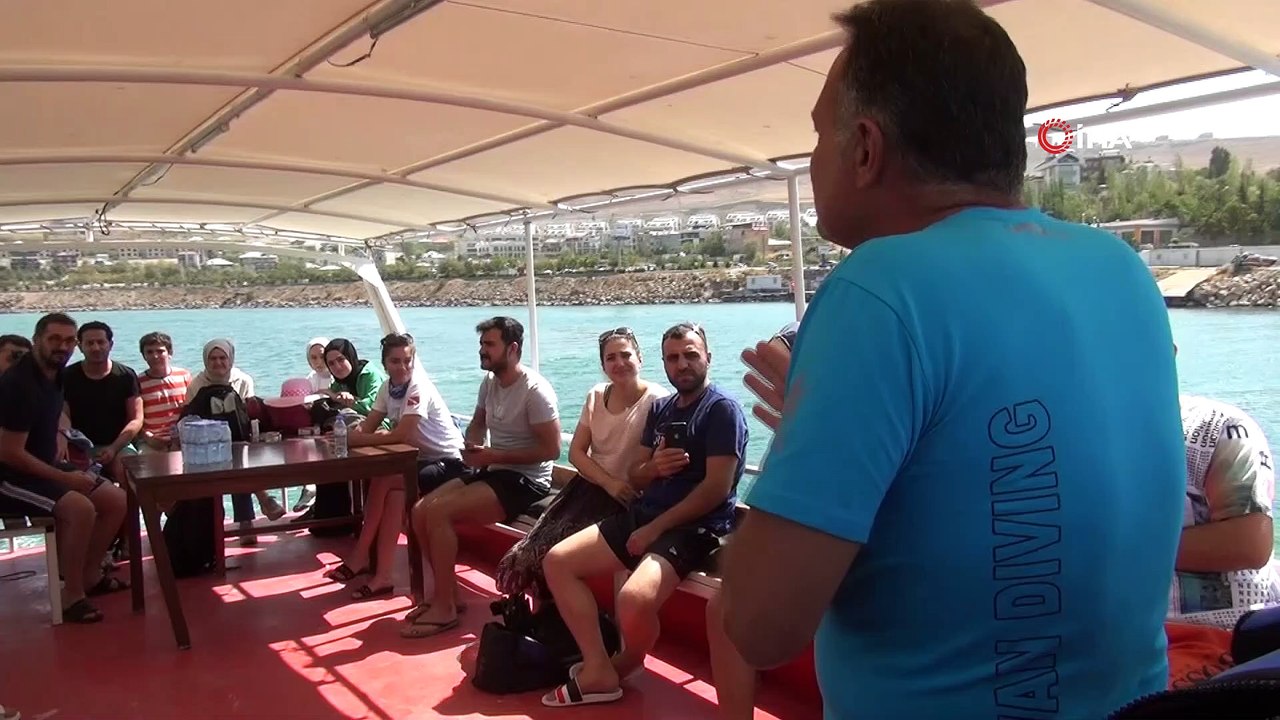 Van Gölü’ndeki mikrobiyalitlere dalış eğitimi