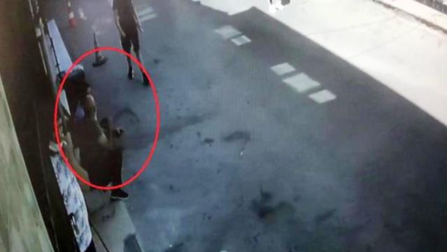 Dükkanının önünde oturan esnaf, bir anda kurşunların hedefi oldu! Saldırı anı güvenlik kamerasına yansıdı