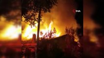 Hava fişekten çıkan yangın tarihi iki evi küle çevirdi