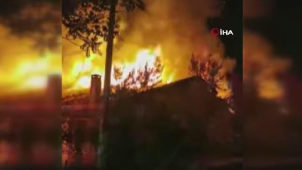 Hava fişekten çıkan yangın tarihi iki evi küle çevirdi