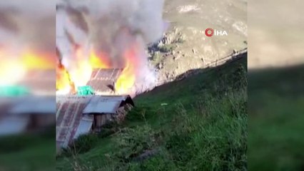 Gümüşhane’de 2 ev ve ahır küle döndü