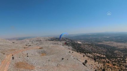 Gökyüzünde Türk bayrağı açarak 30 Ağustos'u kutladılar