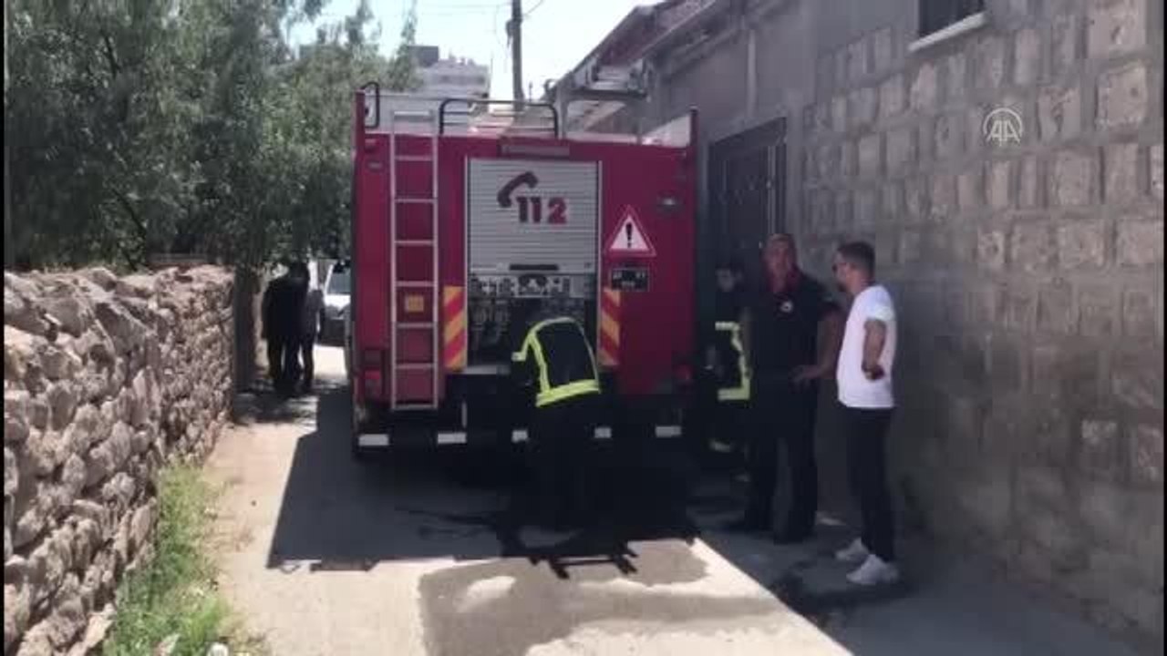 Annesini darbeden genç odunluğu ateşe vererek kaçtı