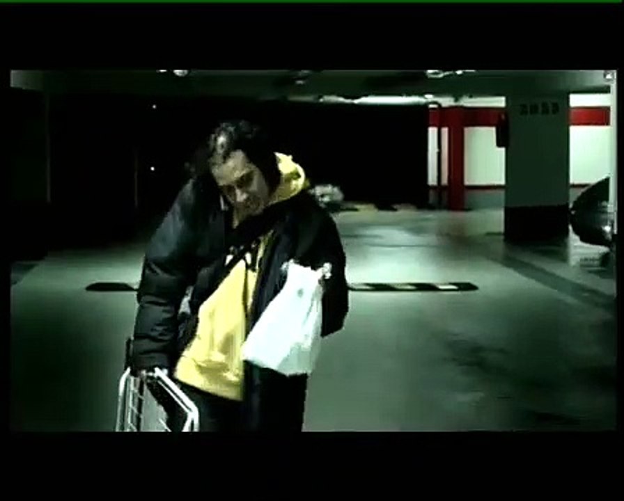 Alexandre Astier aux prises avec une voiture dans un court métrage méconnu