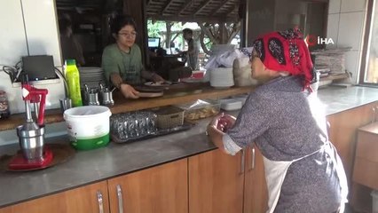 Ülkesini terk etmek zorunda kalsa da sanatını bırakmadı