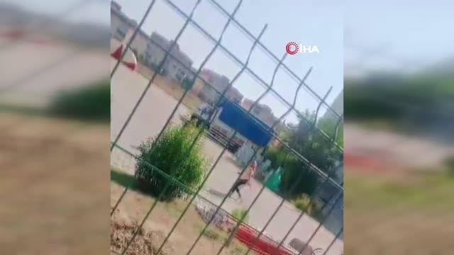 Çocukların kavgasına aileler karıştı, tekme ve tokatlar havada uçuştu