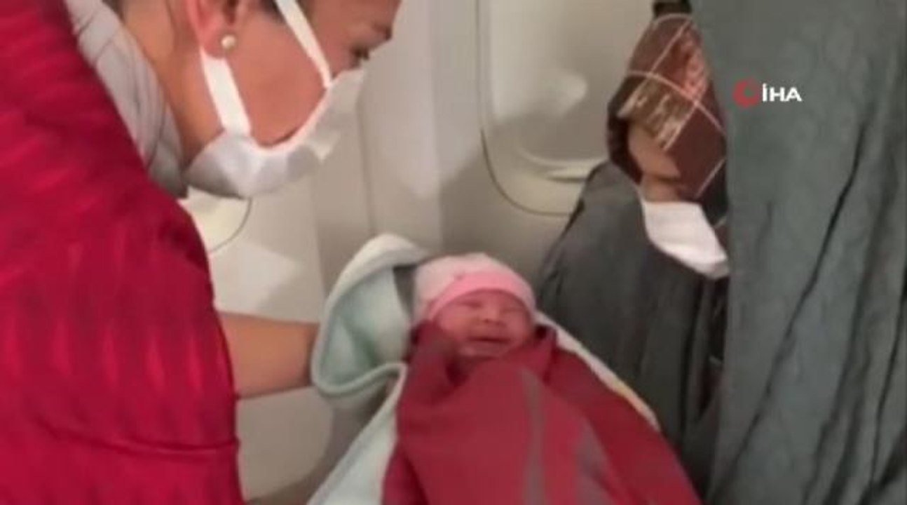 THY'nin tahliye uçuşunda doğum sürprizi