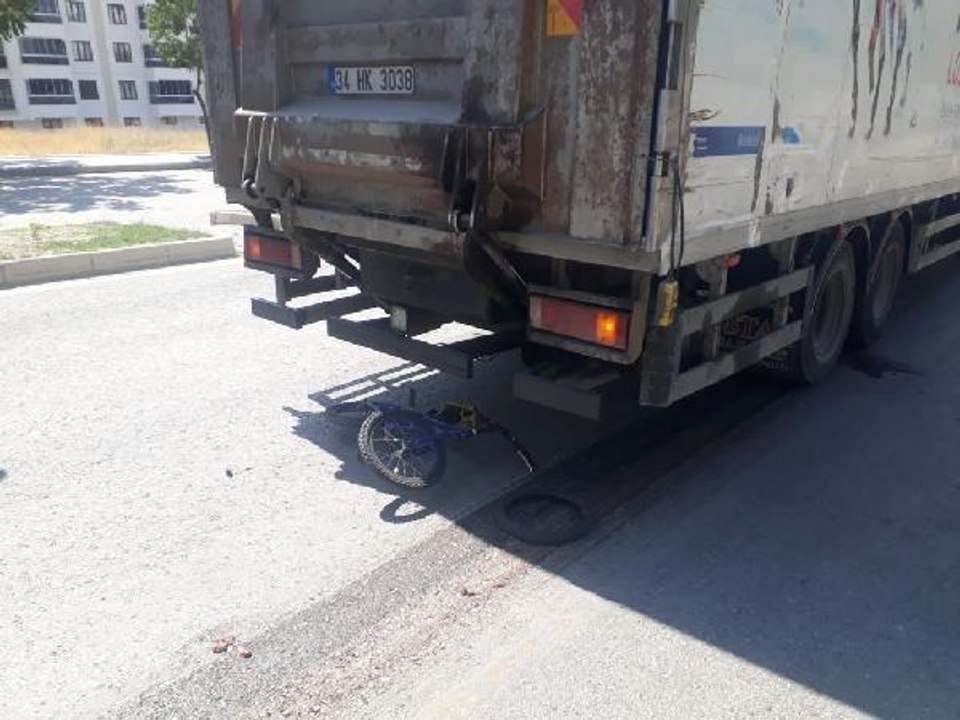 BİSİKLETİYLE KAMYONUN ALTINDA KALAN ALİ İMRAN, YAŞAMINI YİTİRDİ