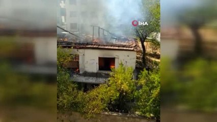 İzmir'de metruk ev yangını büyümeden söndürüldü