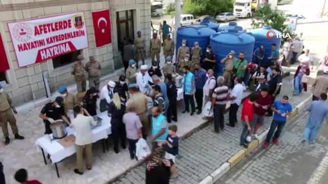 Jandarma ekipleri, selde hayatını kaybedenler için helva dağıttı