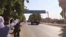 Son dakika haber... Suriye'de terör örgütü YPG/PKK işgalindeki Tel Temir beldesinde Rus askeri konvoyu taşlandı