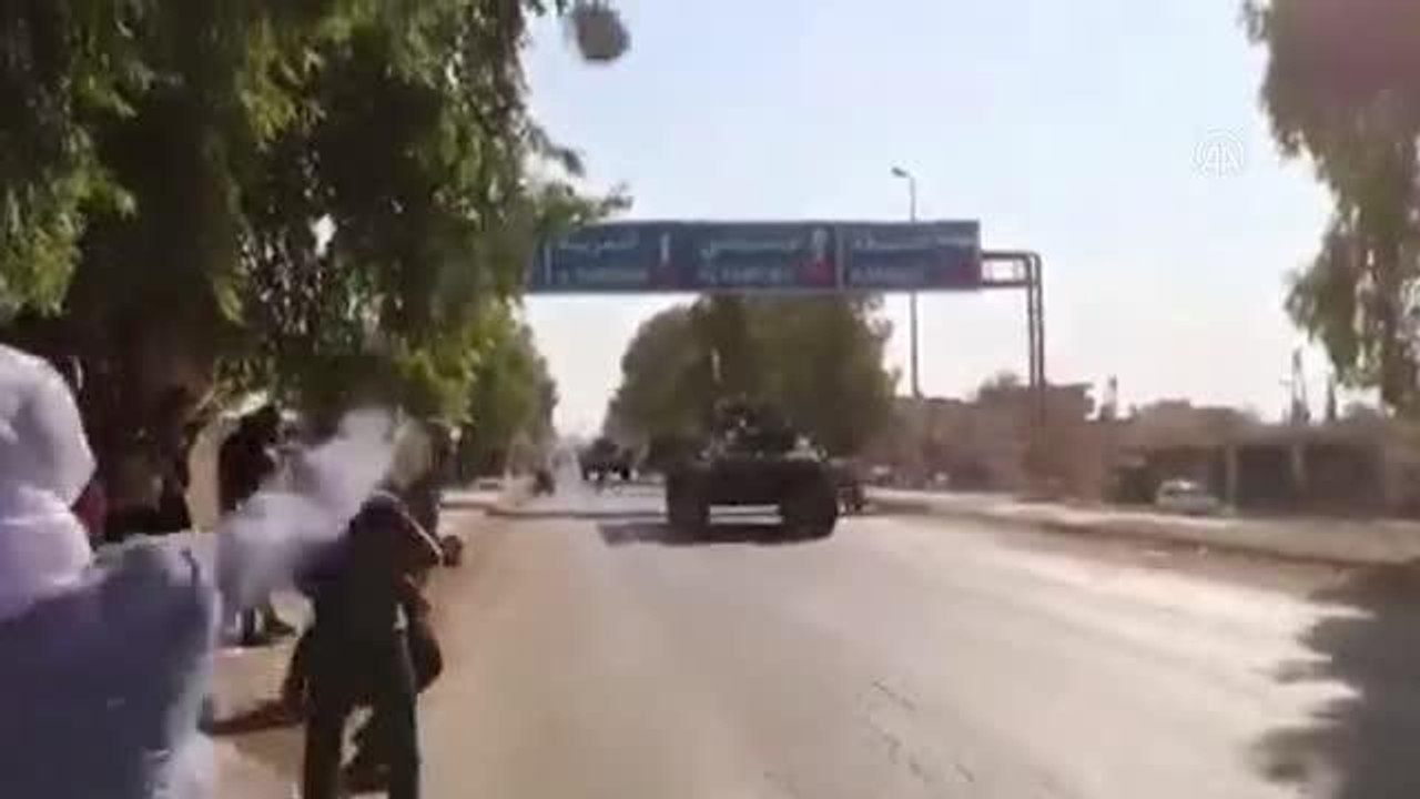 Son dakika haber... Suriye'de terör örgütü YPG/PKK işgalindeki Tel Temir beldesinde Rus askeri konvoyu taşlandı