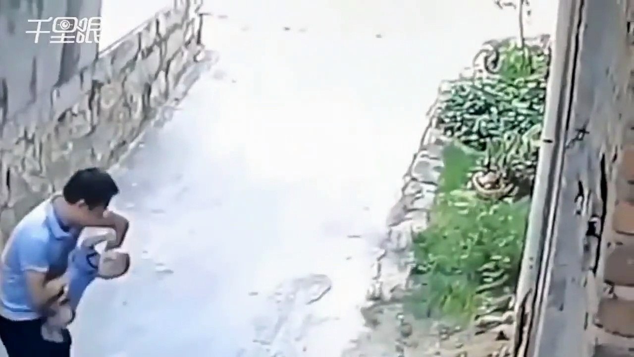 Papa de l'année, il chute en arrière de sa chaise avec son bébé dans les bras... réflexe incroyable