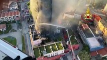 Incendio Milano, palazzo in fiamme: video dall'elicottero