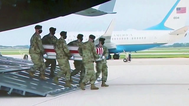 Biden recibe los féretros de los 13 soldados muertos en el atentado de Kabul