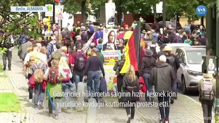 Berlin’de Binler Kısıtlamaları Protesto Etti