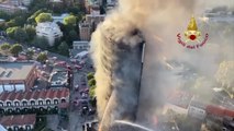 Incendio a Milano, palazzo in fiamme ripreso dall'alto