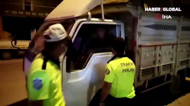 Bursa'da direksiyon başında sızan sürücüyü polis uyandırdı