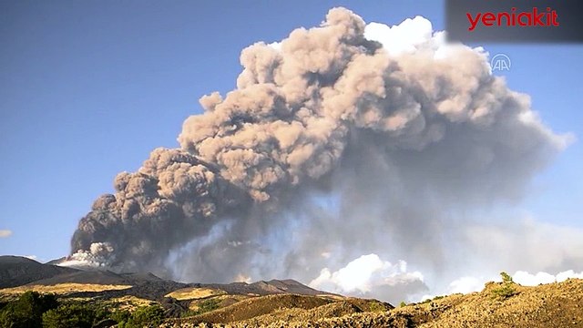 Etna Yanardağı yeniden lav ve kül püskürttü