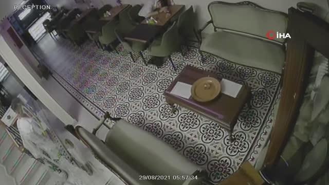 Taksim'de otel çalışanının uykusunu fırsat bilen iki hırsız kamerada