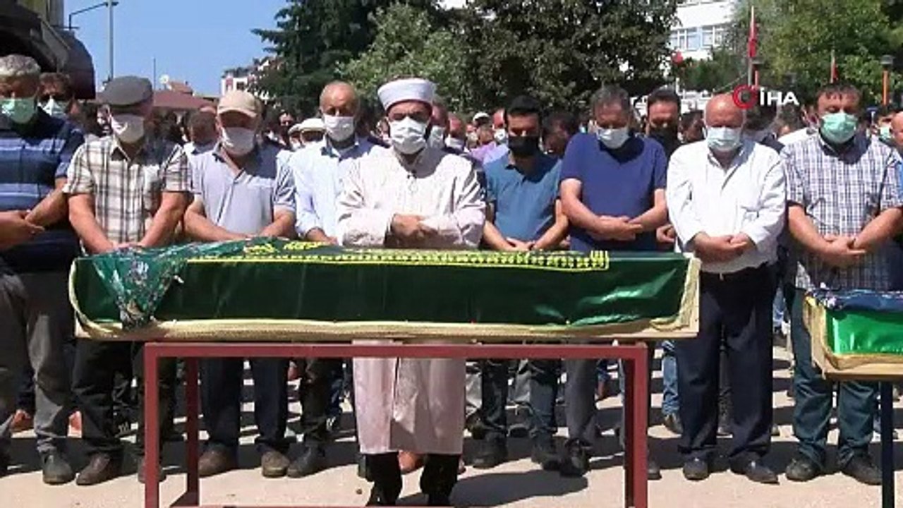 14 yaşındaki çocuğun katlettiği ailesi son yolculuğuna uğurlandı