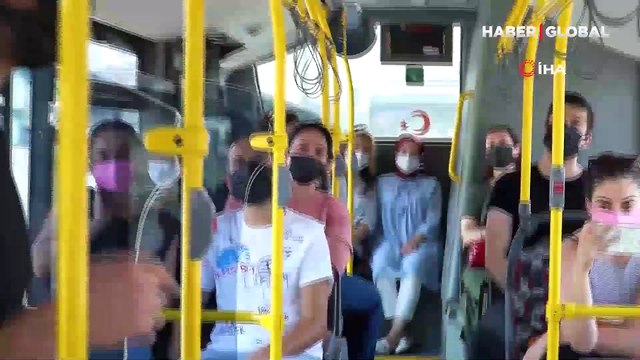 Önce şaşırdılar, sonra alkışladılar! Belediye personelinden gururlandıran 30 Ağustos etkinliği