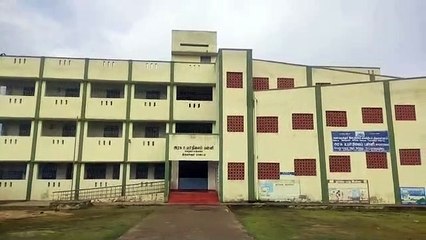 பள்ளிகள் திறக்கும் நிலையில்.. அரசு பள்ளியில் தலைமை ஆசிரியர் செய்த அலட்சியப்போக்கு.. பெற்றோர் கண்டனம்