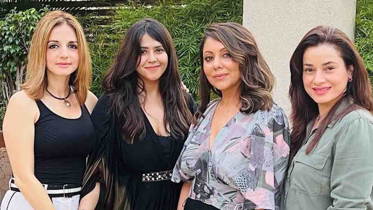 Shahrukh Khan की Wife Gauri Khan ने दोस्तों संग की Party, Viral हुईं Photos | FilmiBeat