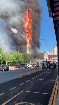 INCREDIBILE INCENDIO NEL CENTRO DI MILANO, PALAZZO IN FIAMME DISTRUTTO
