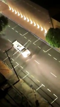 Pessoas atadas em capots de carro e usadas como reféns em assalto